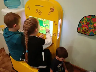 Статьи: Чем занять ребёнка в зале ожидания: решение для клиник и банков.